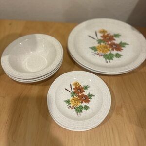 Elegant Floral 70s Vintage Stoneware plates and bowls